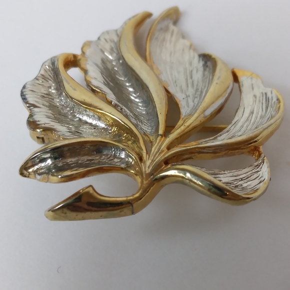 Vintage Unmarked Goltone and Silvertone Rolled Leaf Brooch - Picture 4 of 7